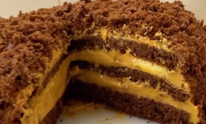 Видео Простой торт с бананами сметаной и сгущенкой рецепт