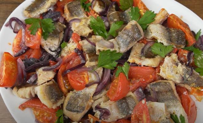 Видео Запеченная рыба хек с овощами в духовке рецепт