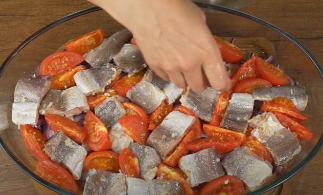 Рецепт: Хек с овощами - с луком, помидорами и сыром