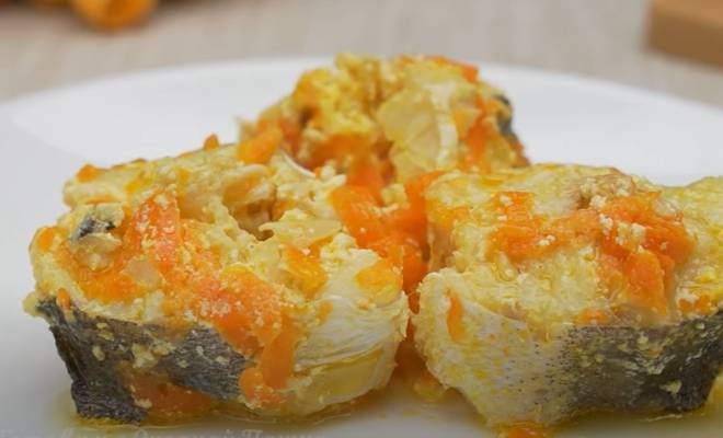 Видео Рыба Хек с морковью и луком в сливках рецепт