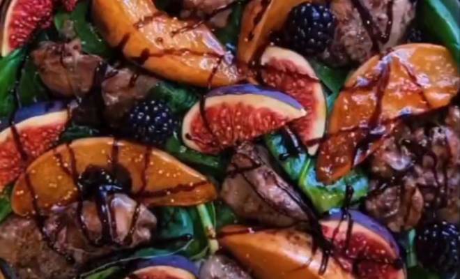 Видео Теплый салат с печенью и карамелизированной грушей с инжиром рецепт