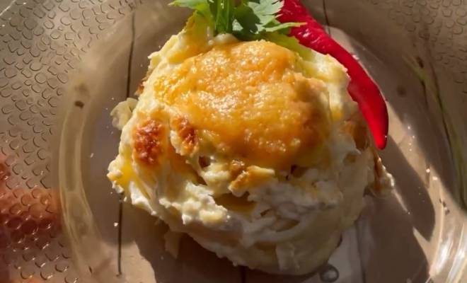 Видео Сливочные гнезда с фаршем и сыром в духовке рецепт