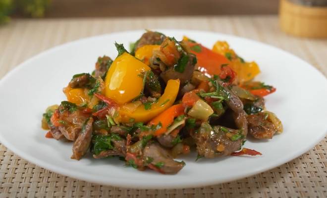 Видео Куриные сердечки на сковороде с луком, помидорами и перцем рецепт