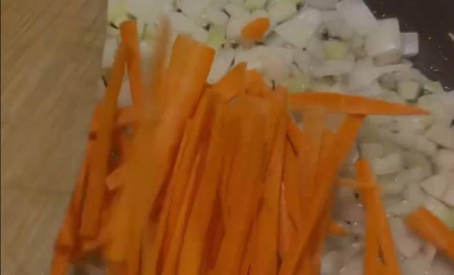Куриные сердечки с морковью и луком