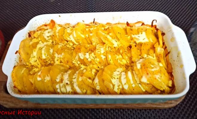 Видео Запеченный картофель с луком и чесноком в духовке рецепт