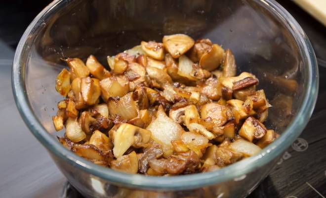 Как жарить грибы шампиньоны на сковороде с луком рецепт