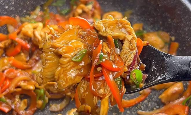 Жареная курица по азиатски с овощами на сковороде рецепт