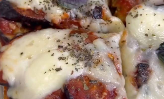 Видео Закуска из баклажанов с помидорами, чесноком и сыром в духовке рецепт