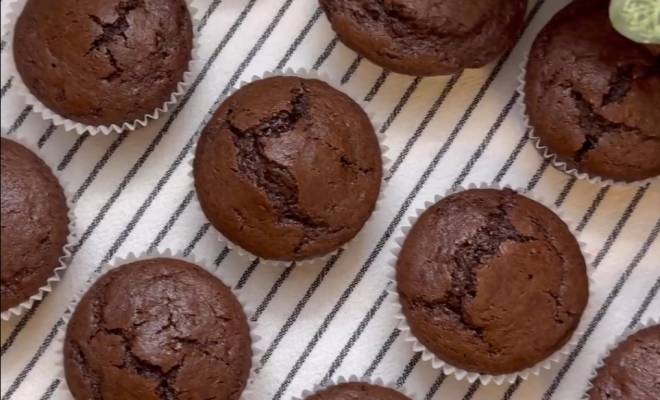 Видео Шоколадный маффин мягкие внутри в духовке рецепт