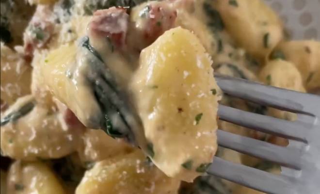 Видео Ньокки с беконом и шпинатом в сливочном соусе рецепт