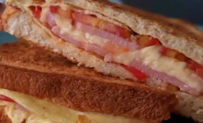 Видео Бутерброд сэндвич с ветчиной, сыром и помидором рецепт