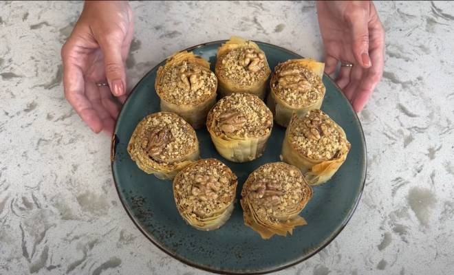 Видео Пахлава с орехами и медом рецепт