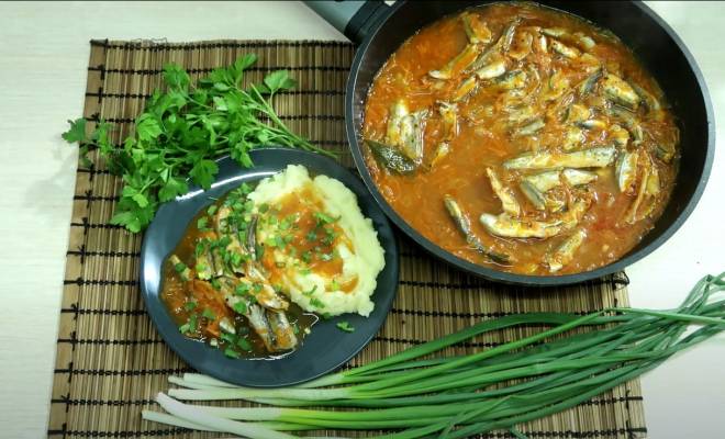 Видео Рыба Мойва в томатном соусе на сковороде рецепт