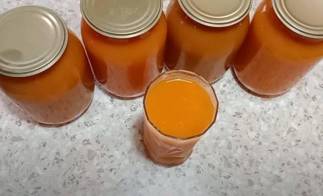 Видео Сок из тыквы, моркови, яблок и апельсина на зиму без соковыжималки рецепт