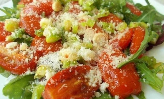 Салат с жареными помидорами и сыром пармезаном рецепт