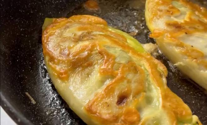 Видео Чебуреки из капусты с фаршем в кляре на сковороде рецепт