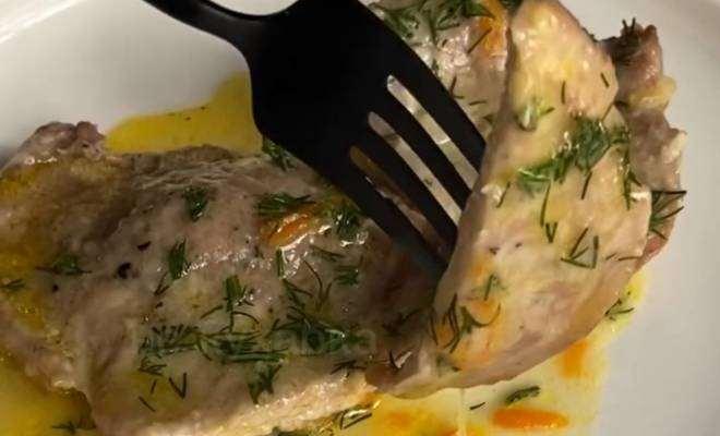 Тушеное мясо с морковь, луком и сметаной рецепт
