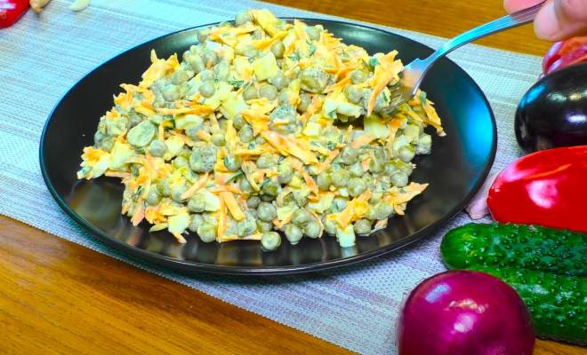 Видео Салат с горошком, морковью, яйцами и чесноком рецепт