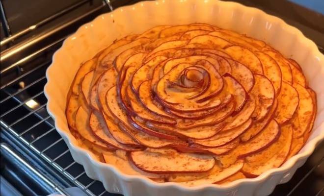 Видео Красивый пирог с яблоками сверху рецепт