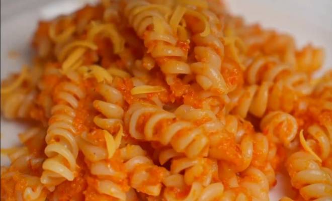 Видео Паста с тыквой, помидорами, морковью и перцем рецепт