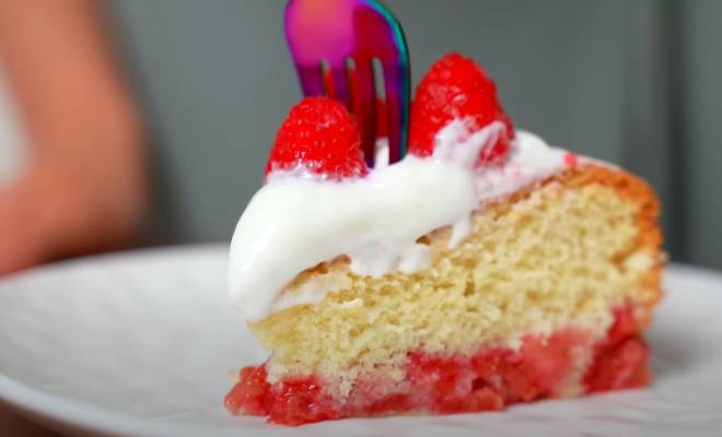 Видео Бисквитный пирог как облако с малиной и сметанным кремом рецепт