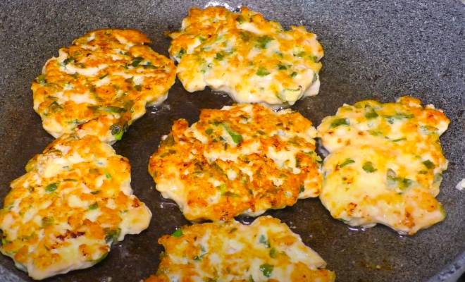 Видео Рубленые куриные котлеты с сыром и яйцом на сковороде рецепт