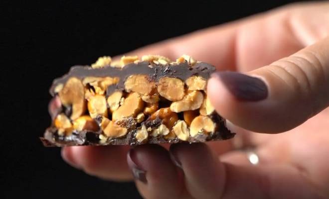 Видео Арахисовые козинаки в шоколаде рецепт