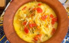 Сырный суп с капустой, помидорами и плавленым сыром