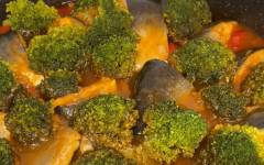 Рыба горбуша с овощами в томатном соусе