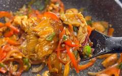 Жареная курица по азиатски с овощами на сковороде