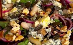 Салат со свеклой, руколой, фасолью, сыром и грецкими орехами