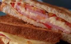 Бутерброд сэндвич с ветчиной, сыром и помидором