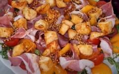 Салат с хурмой, сыром, рукколой, помидорами и свиной грудинкой