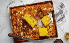 Тыквенный хлеб фокачча с фетой, чесноком и заатаром