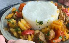 Картошка с мясом и овощами на сковороде