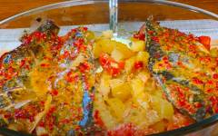 Запеченная рыба скумбрия с овощами в духовке