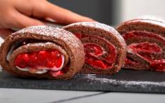 Шоколадный бисквитный рулет с вишней и сметаной