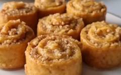 Печенье рулетики с ореховой начинкой и сиропом