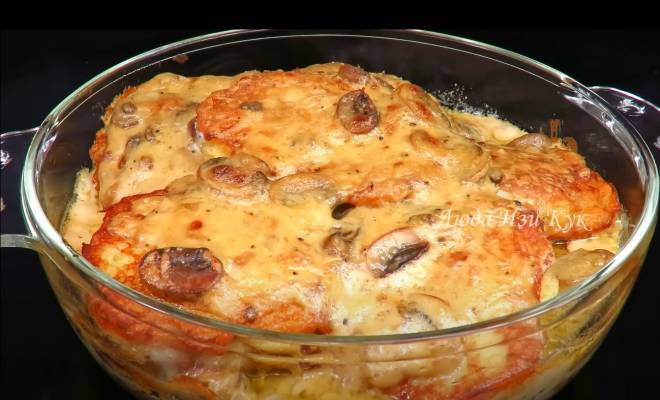 Видео Бандуряники деруны с мясом и картофелем с грибным соусом рецепт