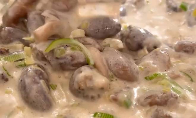 Видео Сердечки куриные в сливочном соусе с грибами на сковороде рецепт