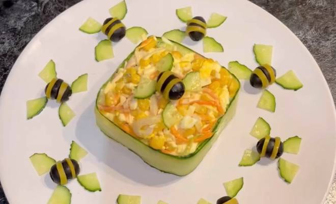 Видео Салат из кальмаров, кукурузы, яиц, огурцов, моркови и сырков рецепт