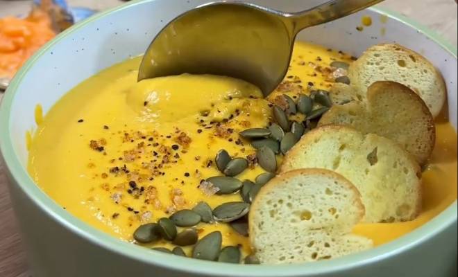 Видео Тыквенный крем суп с перцем, морковью и луком на сливках рецепт