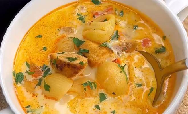 Сливочный суп с курицей, помидорами, перцем и макаронами на сливках рецепт