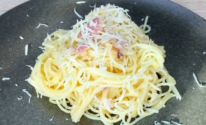 Спагетти с беконом, желтками и сыром пармезан рецепт
