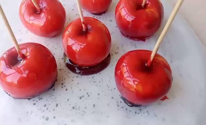 Карамелизированные яблоки на сковороде на палочках рецепт