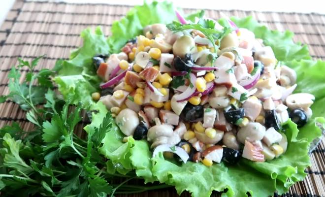Видео Салат с грибами маринованными, курицей копченой, кукурузой и маслинами рецепт