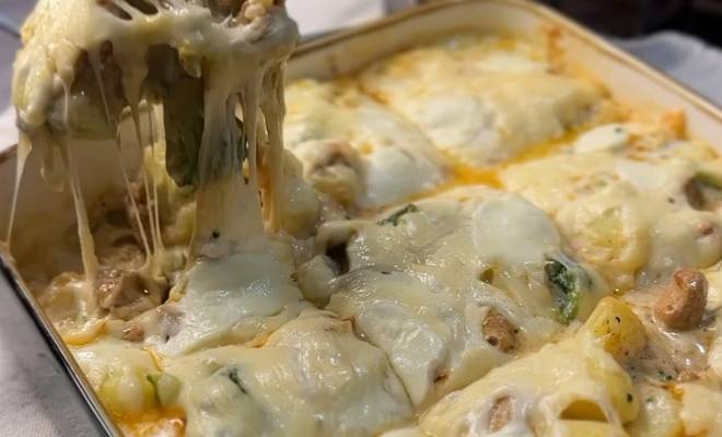 Видео Запеканка из курицы с брокколи и картошкой в соусе бешамель рецепт