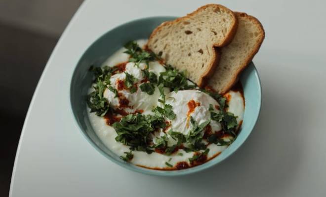Видео Чилбир яйца пашот по-турецки с йогуртом, травами и специями рецепт