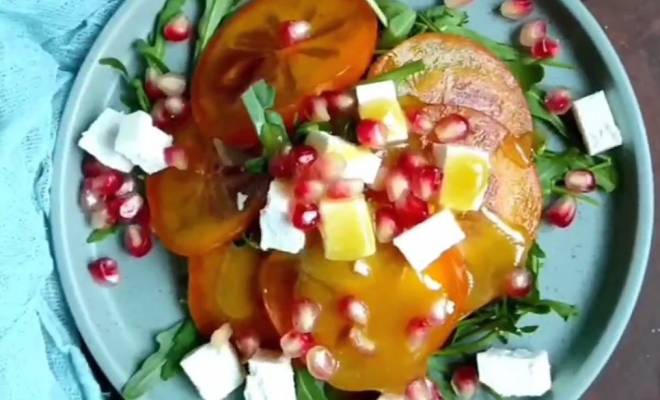 Салат с хурмой, рукколой и сыром брынза рецепт