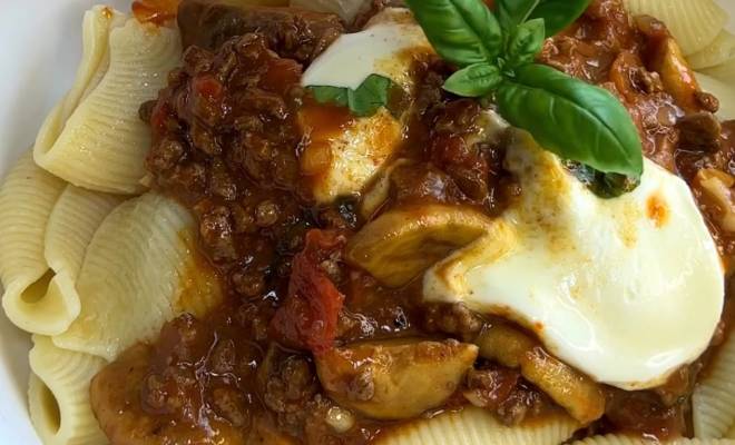Паста с грибами, фаршем говяжьим и луком в томатной пасте рецепт